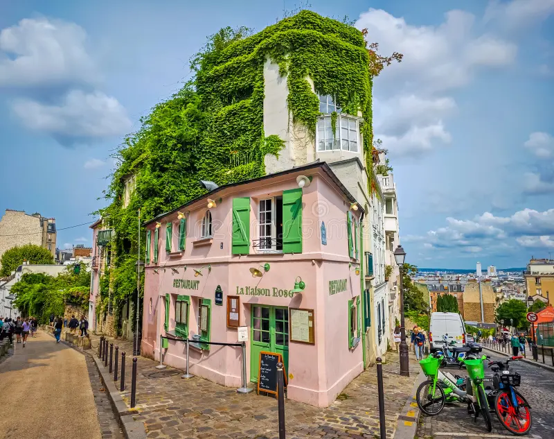 La Maison Rose, célèbre maison rose recouverte de lierre à Montmartre
