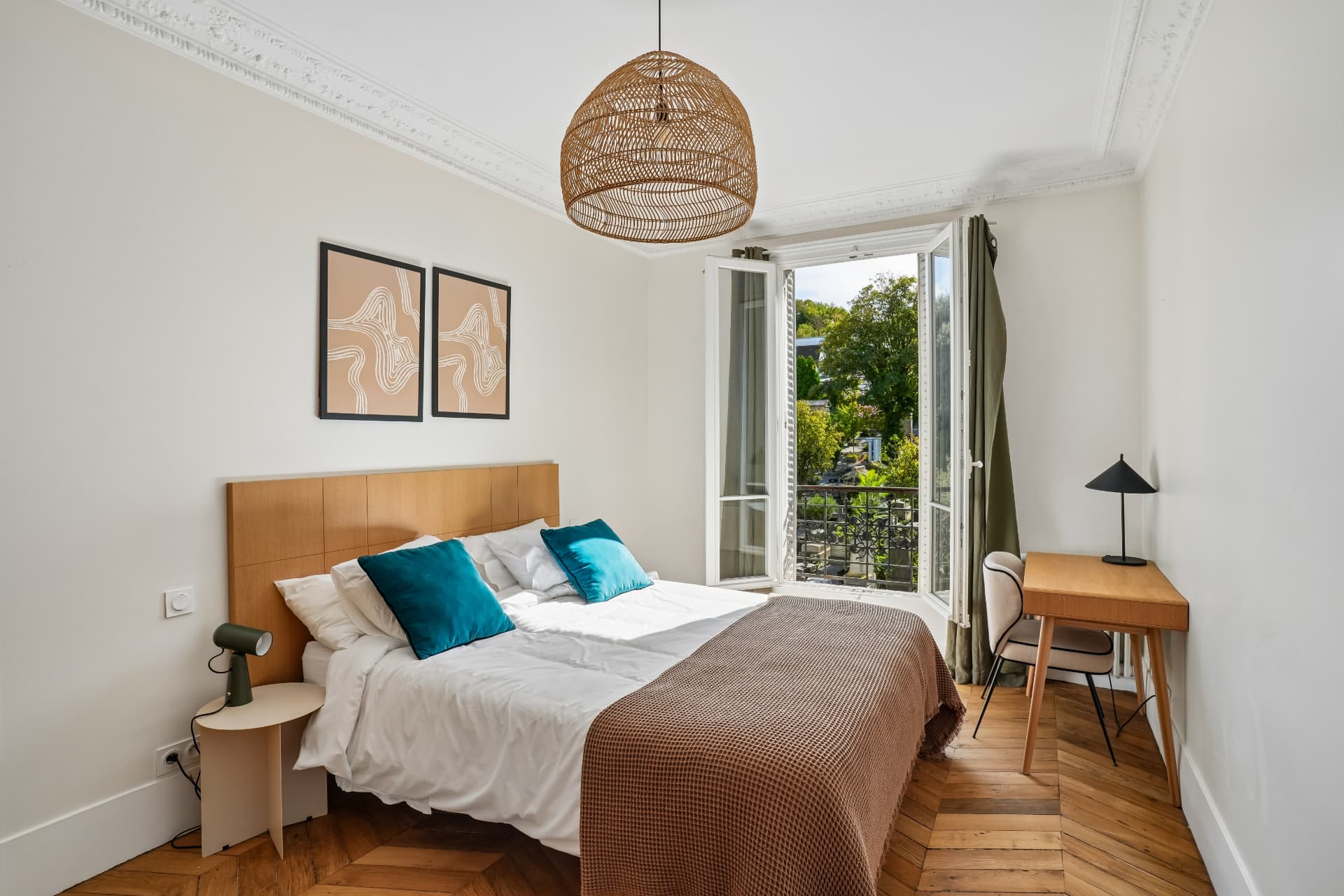 Seconde chambre du lot 10, suspension en rotin, bureau et vue sur la verdure