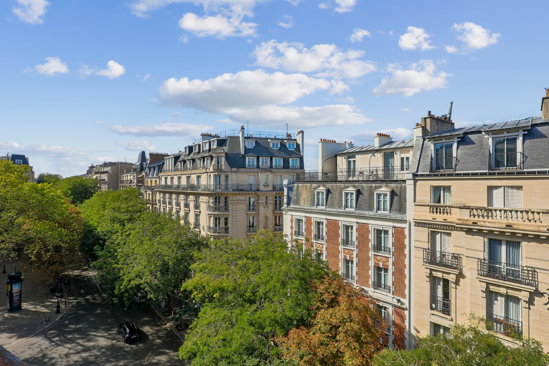 Vue sur les toits de Paris depuis les fenêtres du lot 16