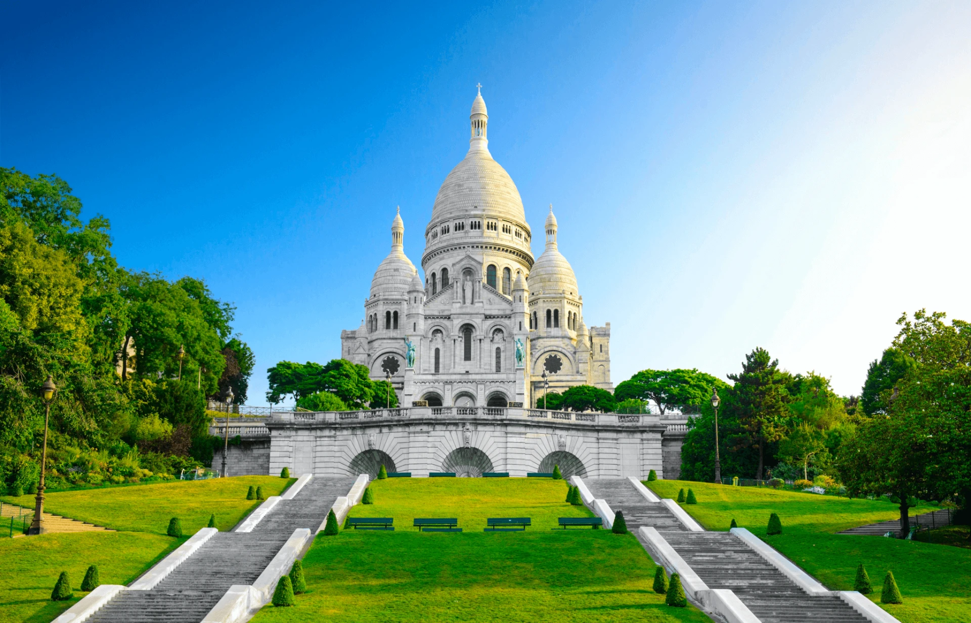 Le Sacré-Cœur vu depuis les rues de Montmartre