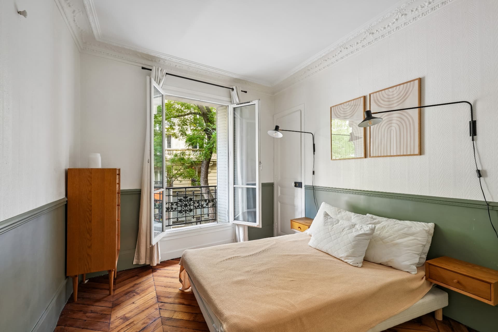 Seconde chambre du lot 7, tête de lit vert sauge et appliques noires