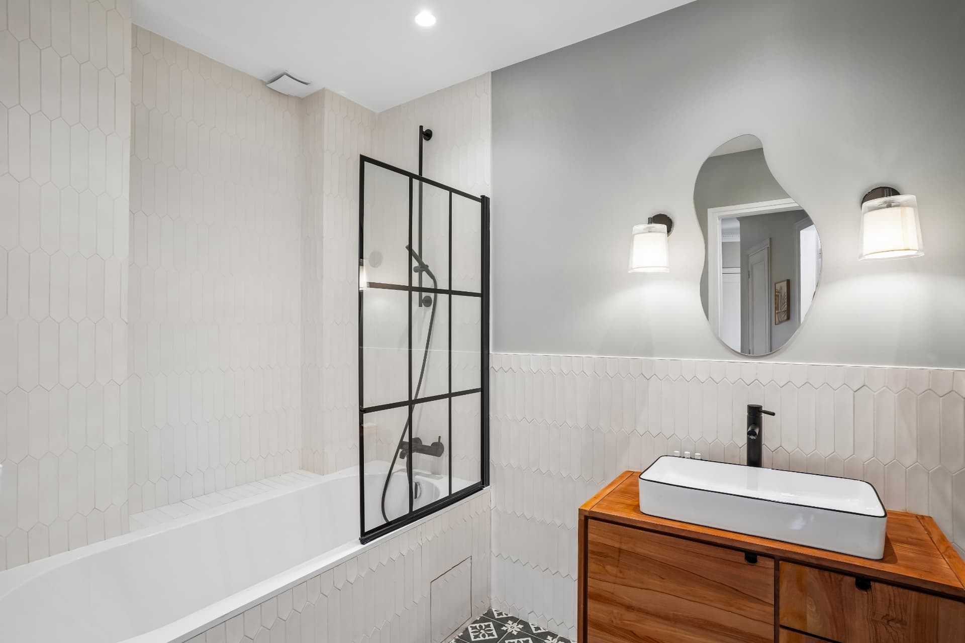 Salle de bains du lot 10, baignoire avec douche vitrée et meuble en bois