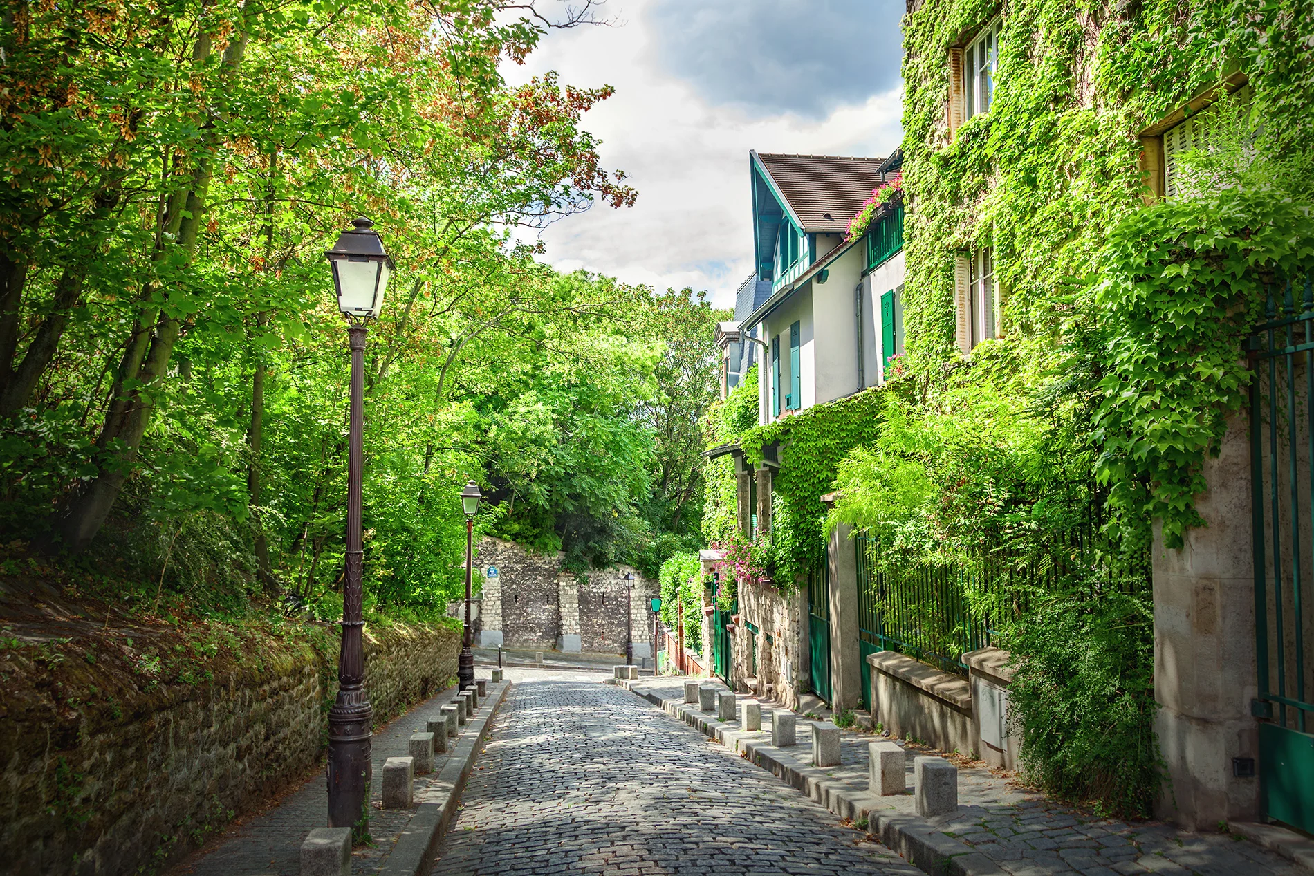 Rue pavée typique du village de Montmartre