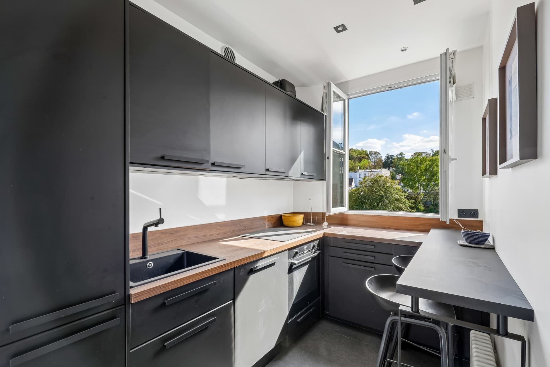Cuisine équipée du lot 16, fenêtre ouverte sur la rue
