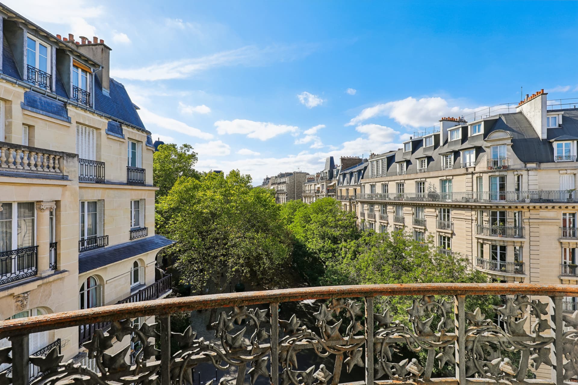 Vue sur les toits et les arbres depuis le balcon du lot 17