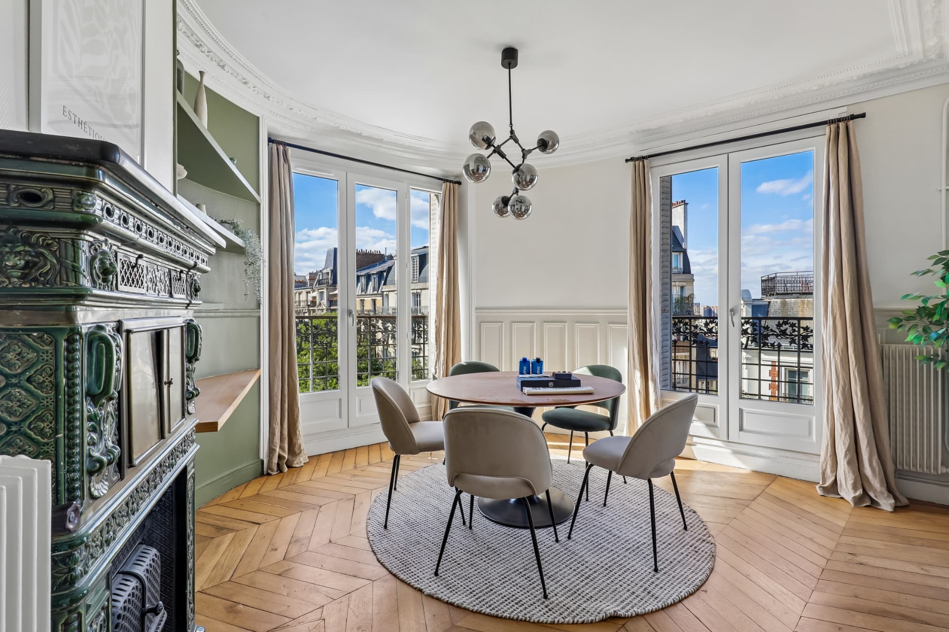 Salle à manger d'angle du lot 17 avec balcon et cheminée d'origine