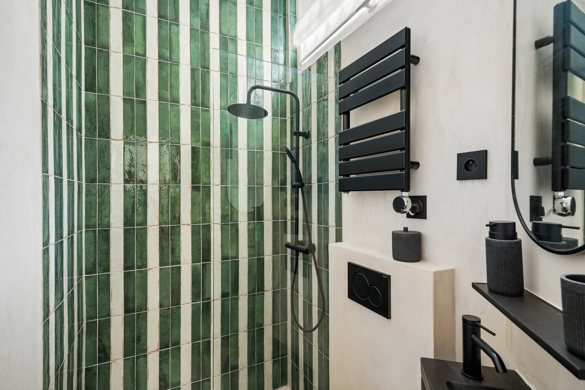 Salle d'eau du lot 4, douche et carrelage vert et blanc