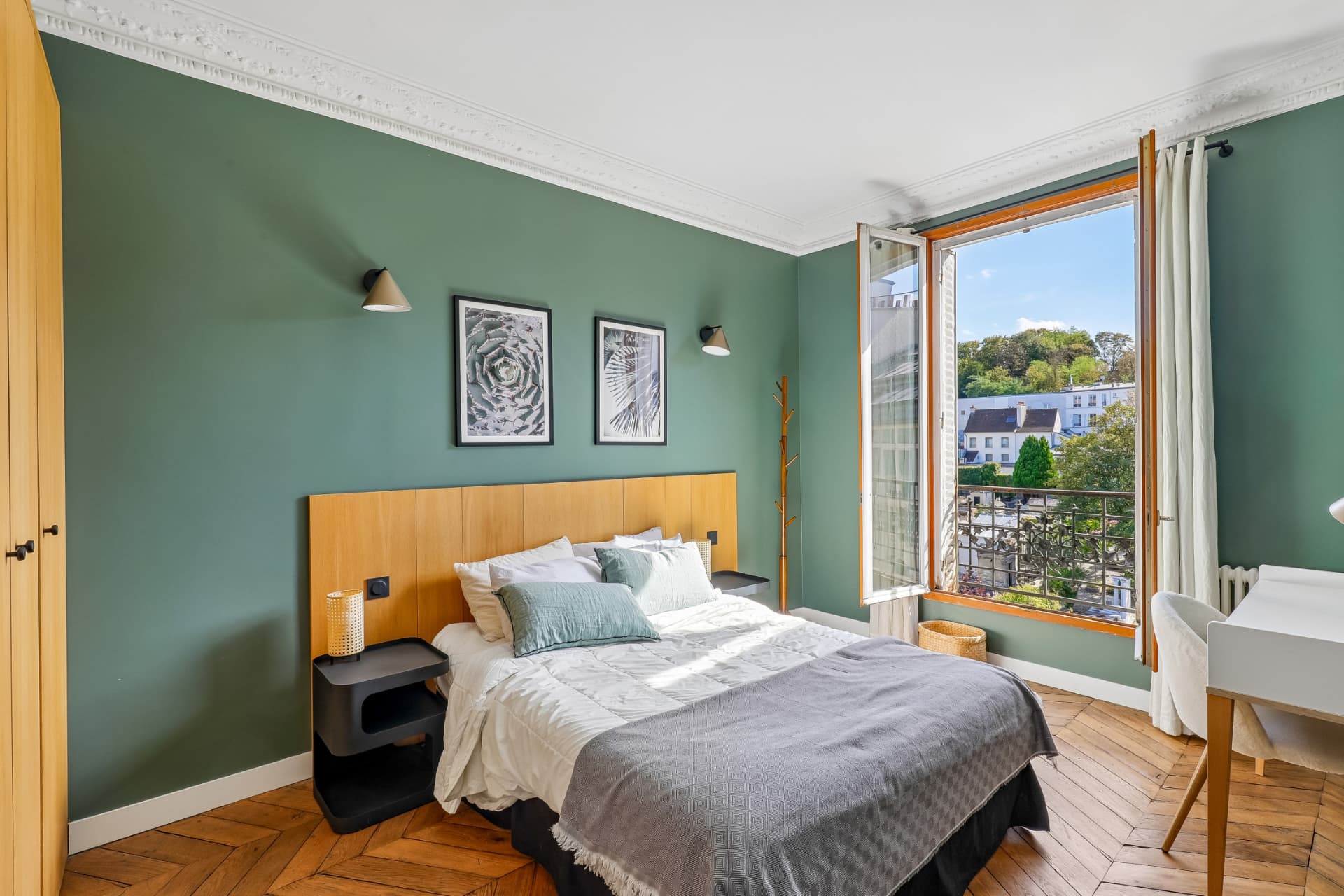 Seconde chambre du lot 16, mur vert sauge et parquet d'origine