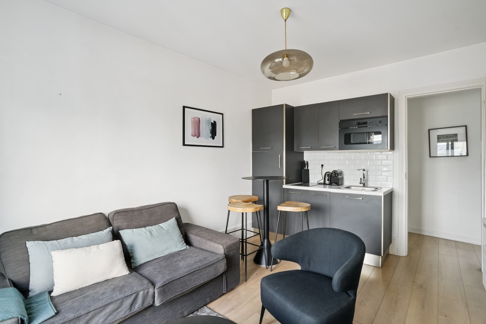 Coin cuisine du lot 19 avec plaques de cuisson, four encastré et crédence en métro blanc