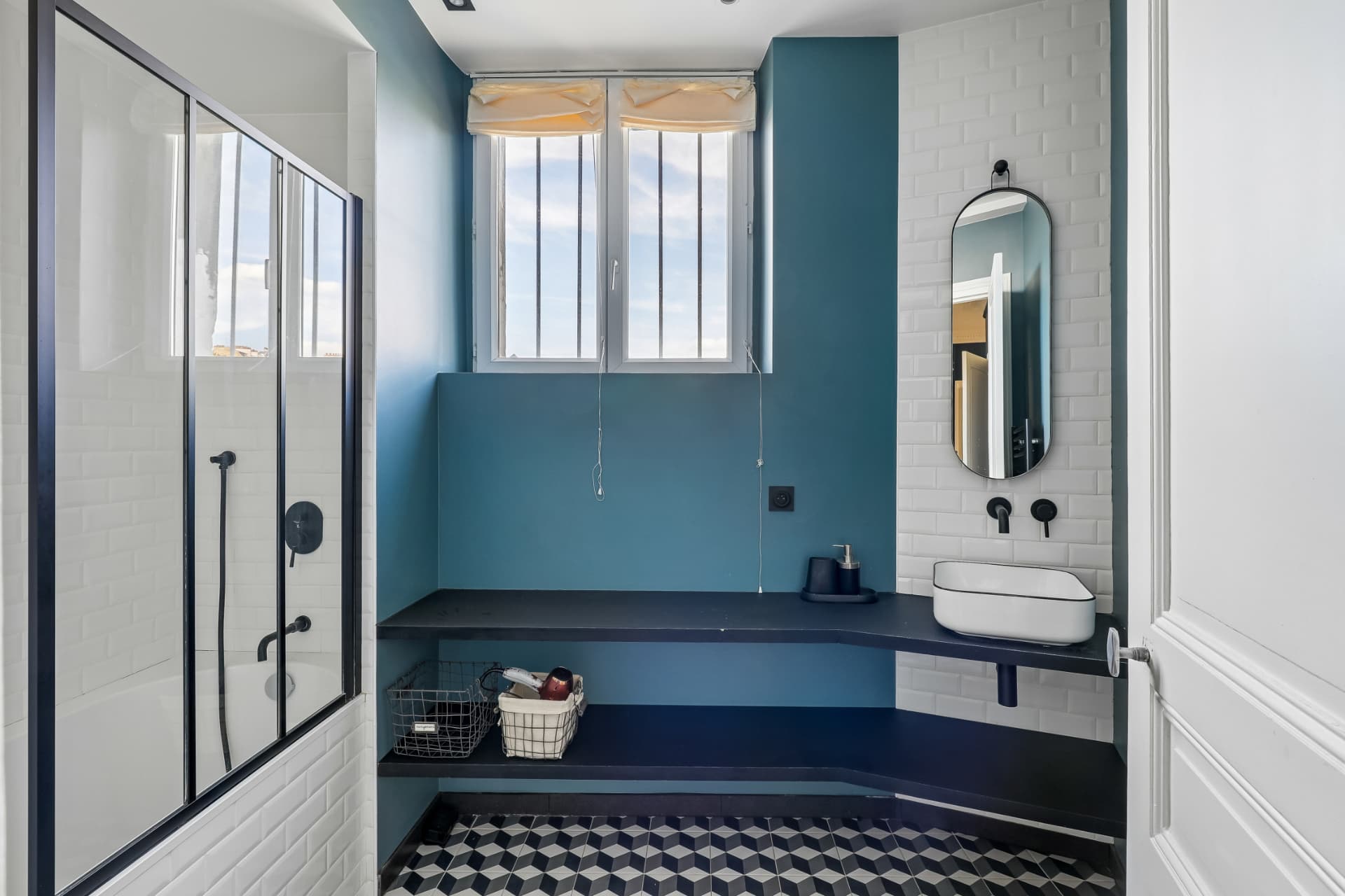 Salle de bains du lot 16, carrelage métro et faïence bleue