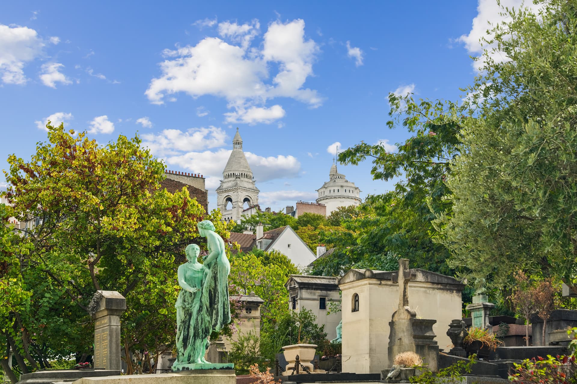 Le cimetière Saint-Vincent avec la basilique du Sacré-Cœur au loin