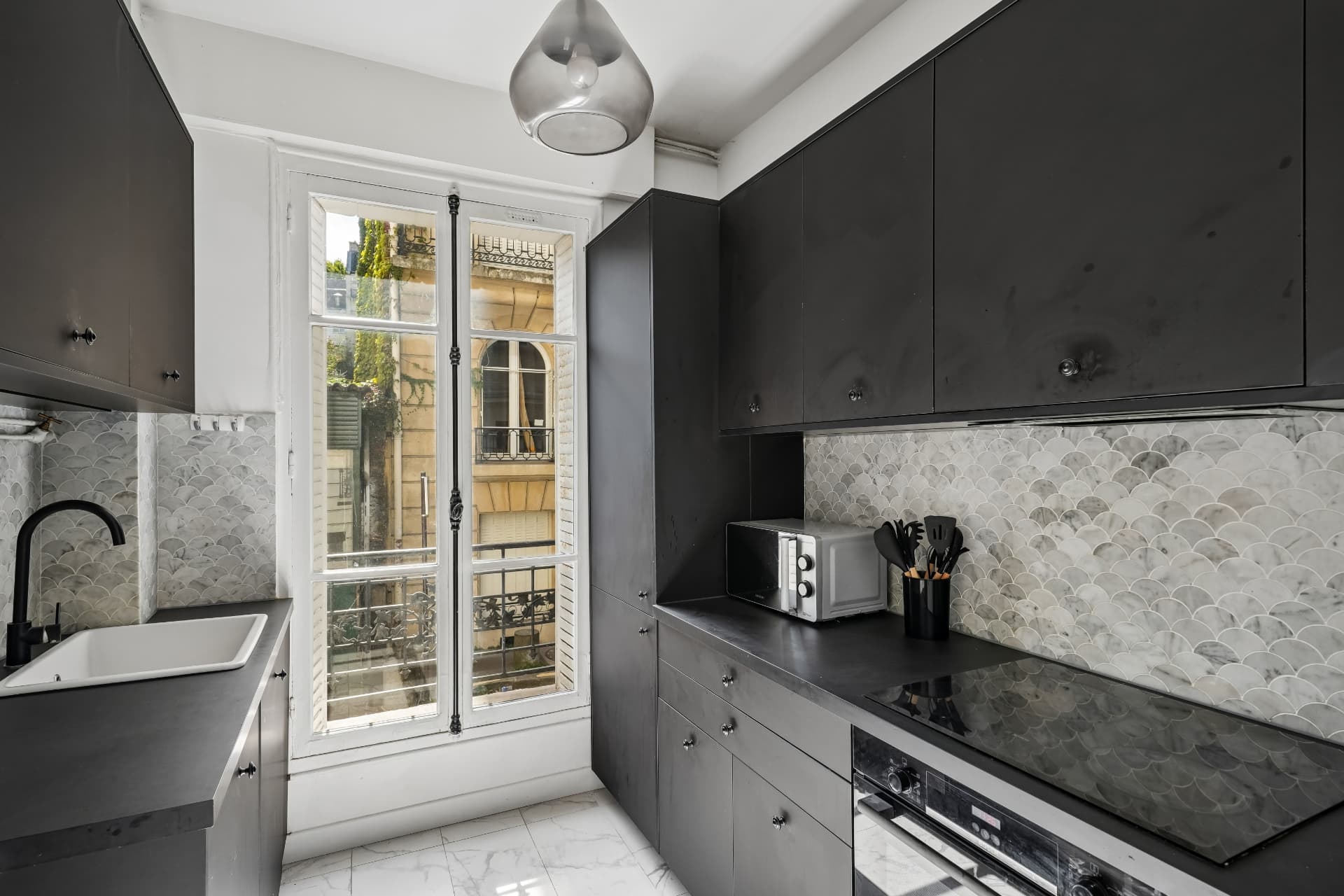 Cuisine équipée du lot 7, crédence en éventail et porte-fenêtre sur balcon