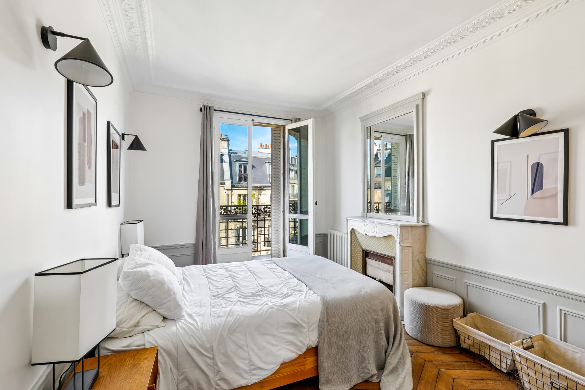 Chambre du lot 16 avec balcon filant et cheminée