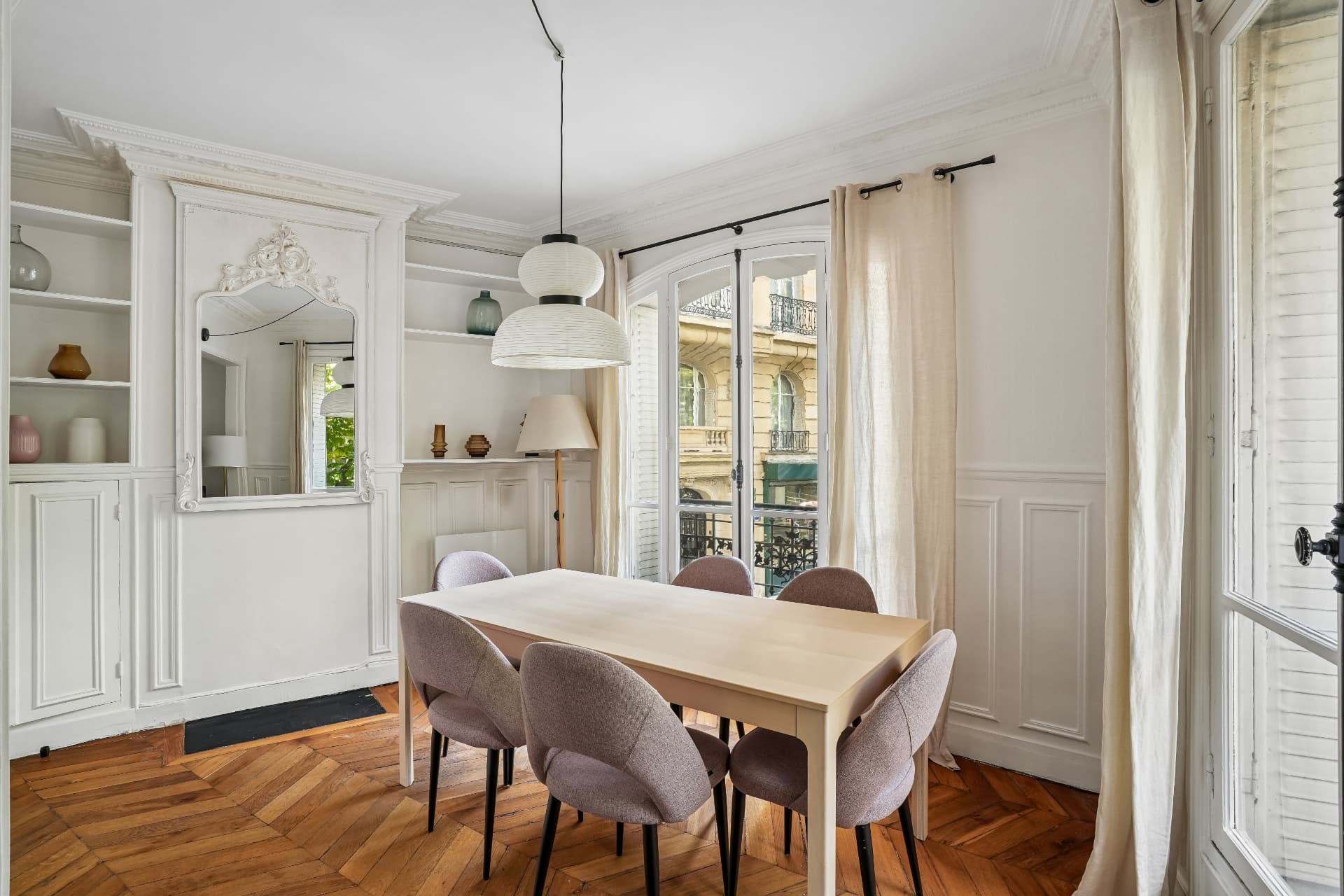 Salle à manger du lot 7 avec bibliothèque intégrée et miroir sculpté