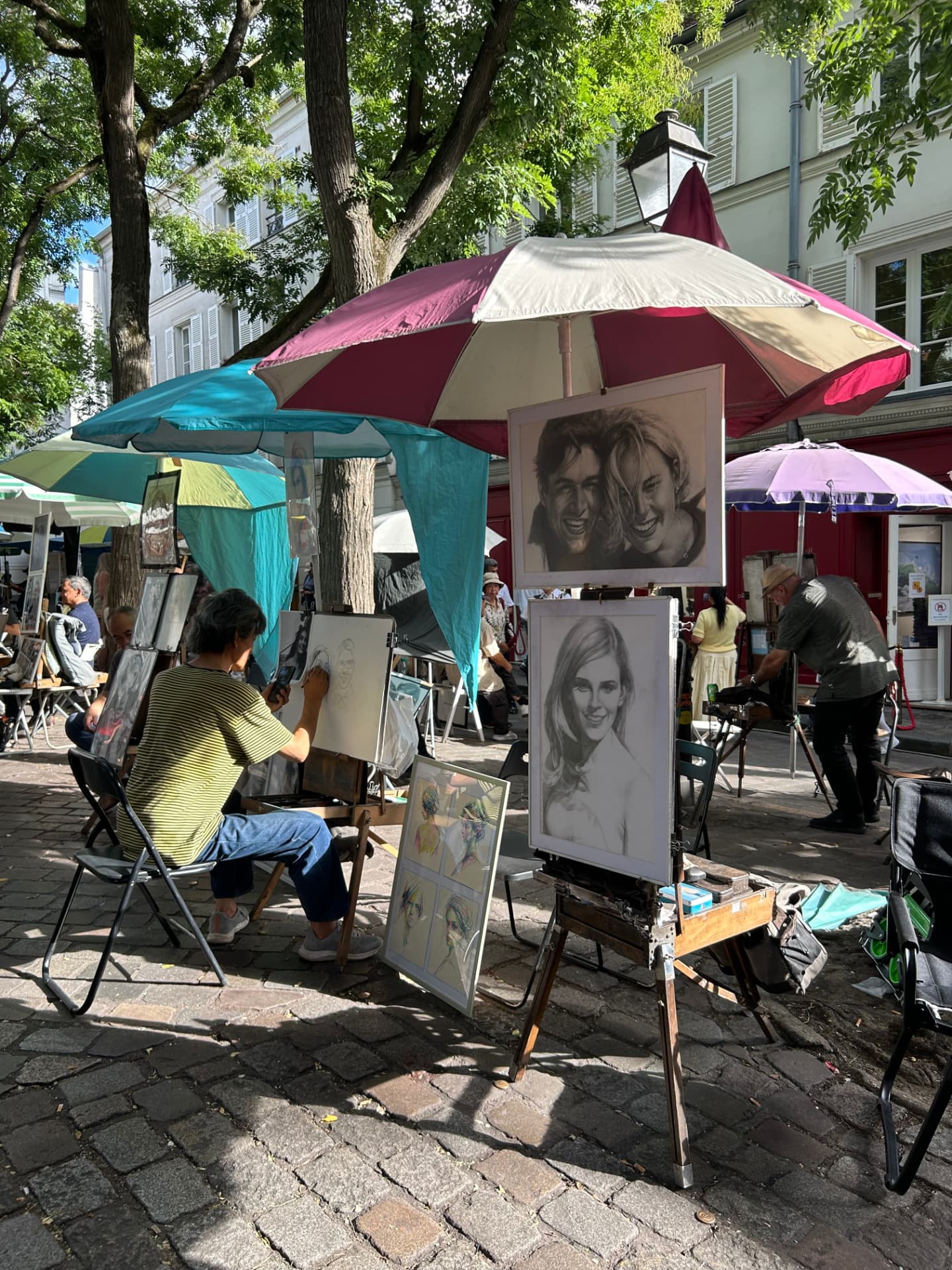 Artistes peintres en plein air sur la place du Tertre