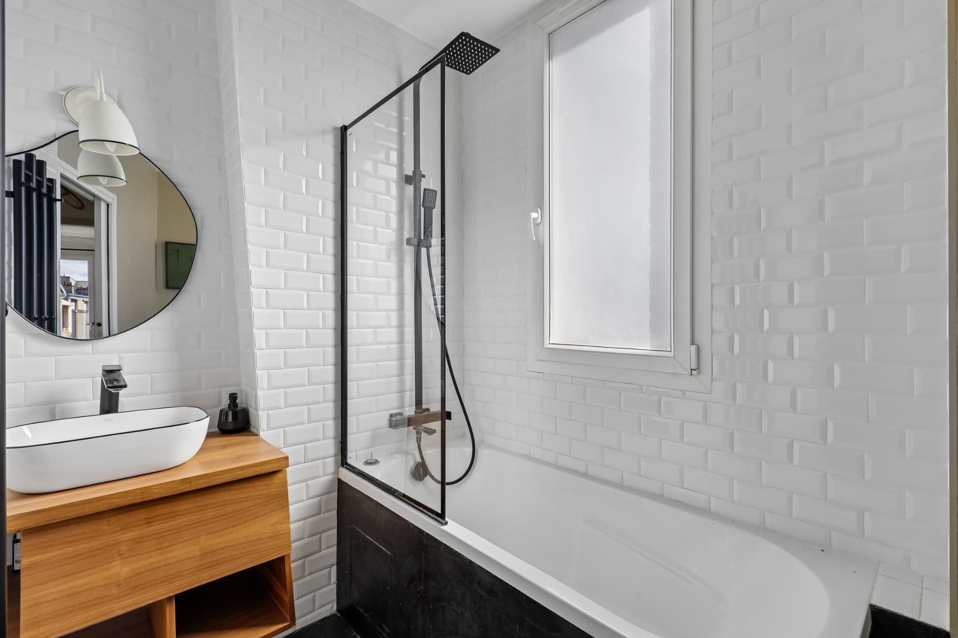 Salle de bains du lot 17, douche et vasque sur meuble bois