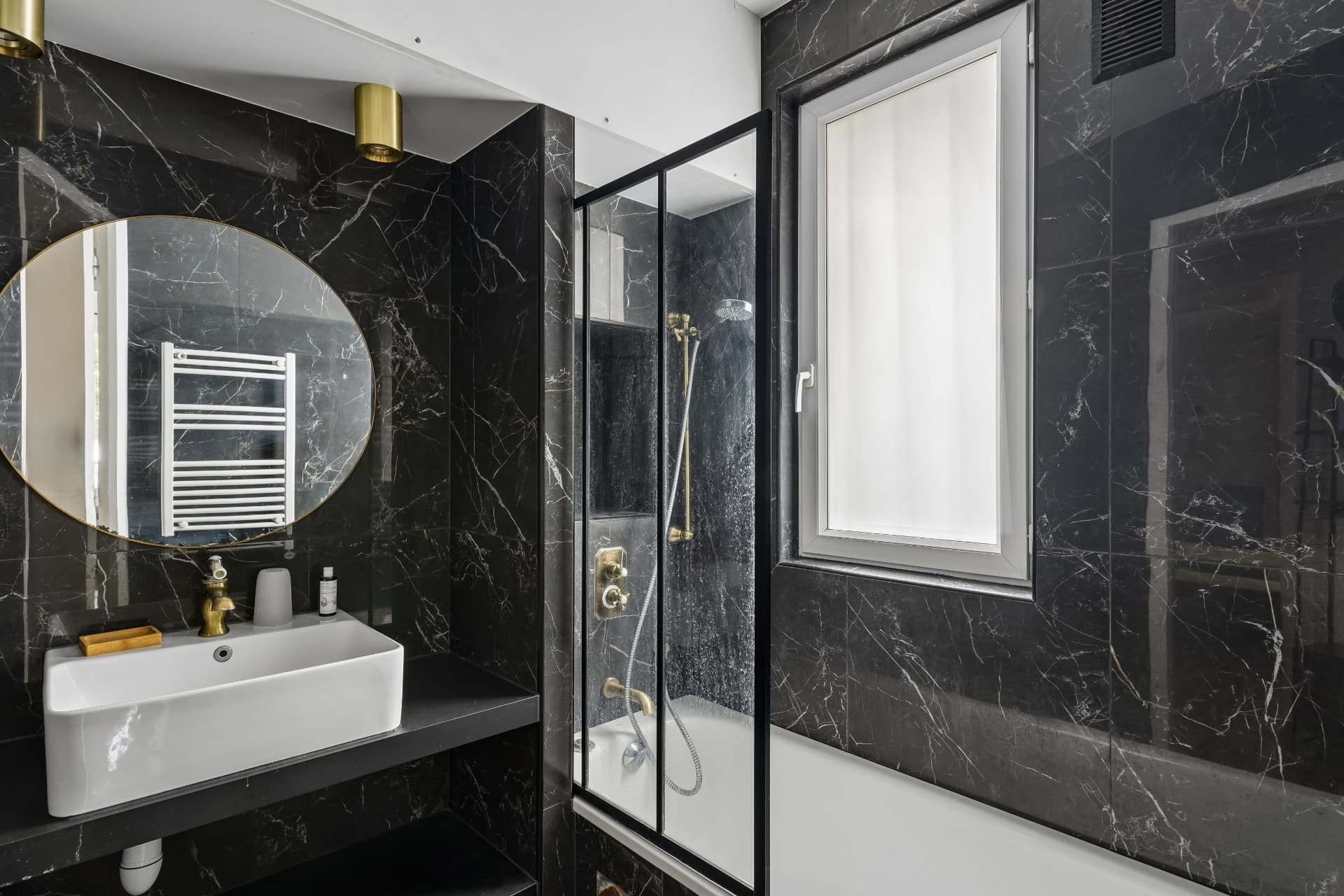 Salle de bains du lot 7 en marbre noir avec douche vitrée