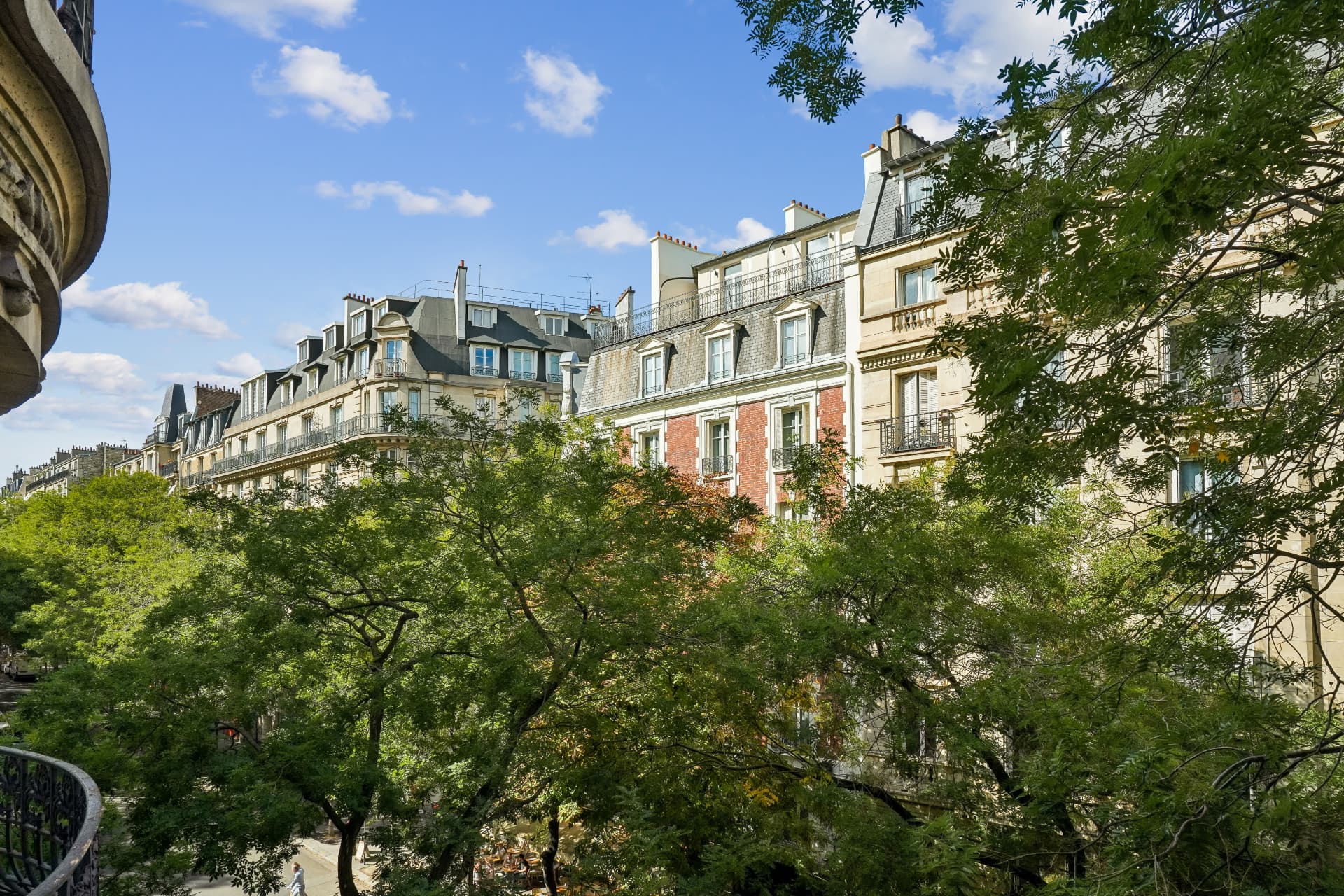 Vue sur les toits et les façades haussmanniennes depuis le balcon du lot 10